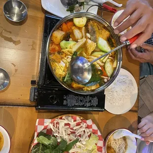 Lẩu cua đồng ( Freshwater crab hot pot)