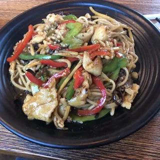C5. Chicken with Garlic Sauce Stir-Fried Noodle