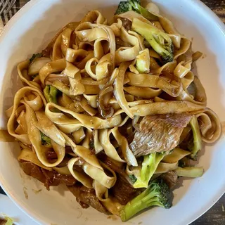 C4. Beef Broccoli Chow Mein