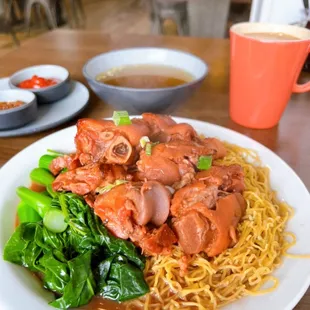Pork feet lo mein