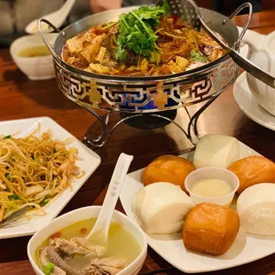 Pork belly chicken soup  Fried chicken with chicken meat  Gold and silver steamed buns  Spicy beef and beef tripe and beef etc