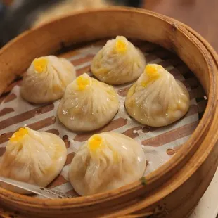 Steamed crab meat soup dumplings