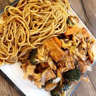 Stir fry chicken and veggie with noodles