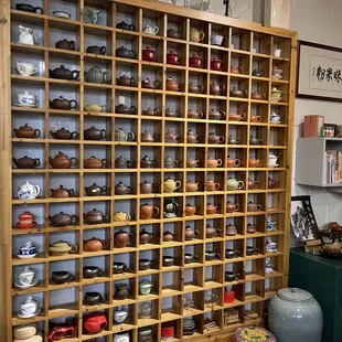 a shelf full of tea pots