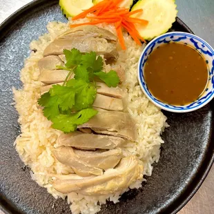 Kao Mun Gai : Steamed chicken over garlic &amp; ginger rice