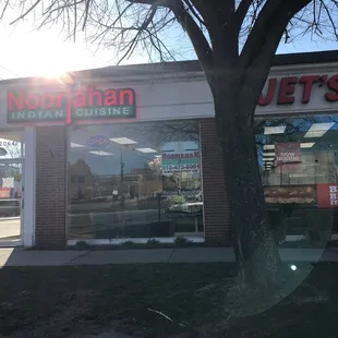 the outside of a restaurant