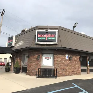 the outside of a restaurant