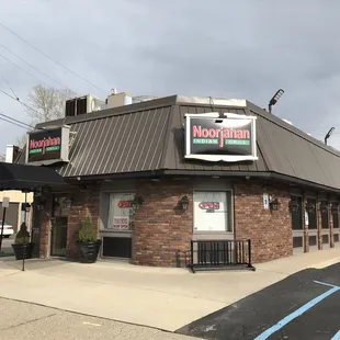 the outside of a restaurant