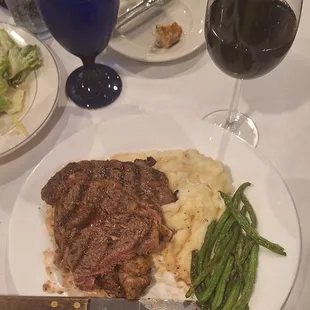 Rib eye at 125/130, garlic mashed potatoes, green beans and cup of Malbec.