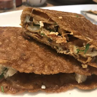 Quesadilla Roja con Chicharron