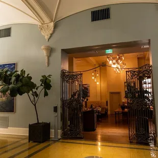 Connection to restaurant via the lobby