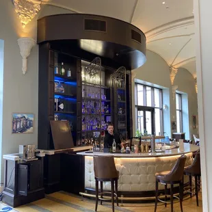 The &quot;Henry&apos;s Gin Bar&quot; in the main lobby...