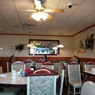 a dining room with a ceiling fan