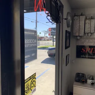 Waiting room looking at that booty