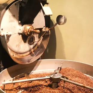The fresh toasted beans would drop from the roaster to this cool down tray (with fan) for evenly cooling.