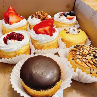 Strawberry, candied pecan, mixed berry, cherry, plain, chocolate ganache, and Snicker (all NY cheesecake based)