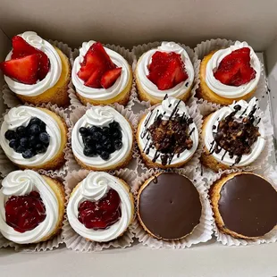 12 mini cheesecakes! Strawberry, blueberry, cherry, chocolate ganache, and turtle