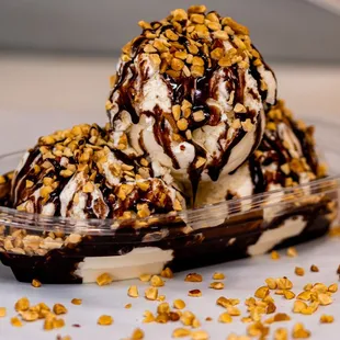 Choose your own ice cream and toppings.