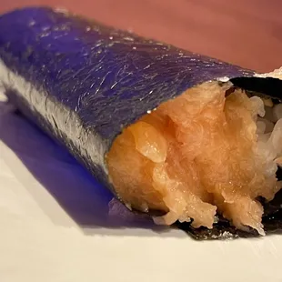 Salmon hand roll