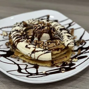 Banana split with ice cream