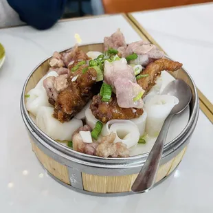 Chicken feet spare rib rice noodle rolls.