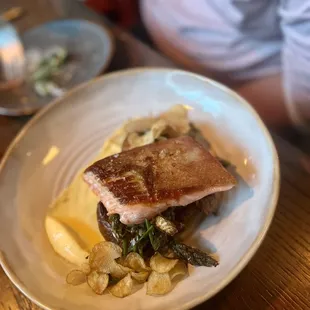 Salmon with crispy potatoes, asparagus and fingerling chips
