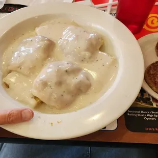 a plate of meatballs and gravy