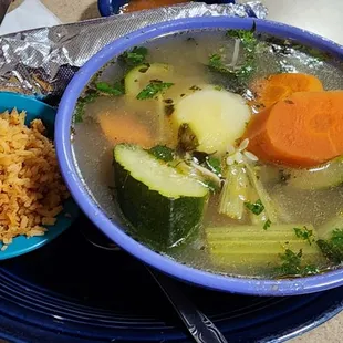 Caldo de pollo   .