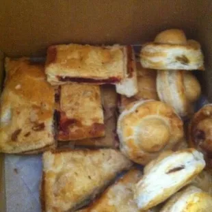 Pastelitos!! ...de carne, pollo, guayaba, y guayaba con queso