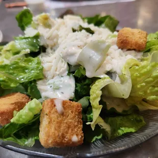 a plate of salad with croutons