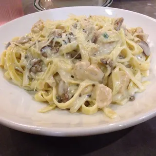 GARLIC MUSHROOM CHICKEN ALFREDO