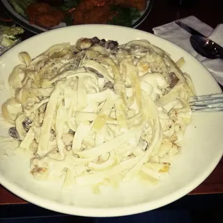 GARLIC MUSHROOM CHICKEN ALFREDO