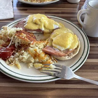 CLASSIC EGGS BENEDICT