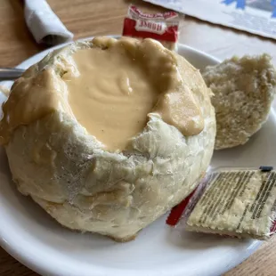 Brócoli and cheese bread bowl.