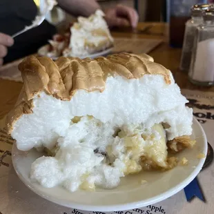 Sour cream raisin meringue pie