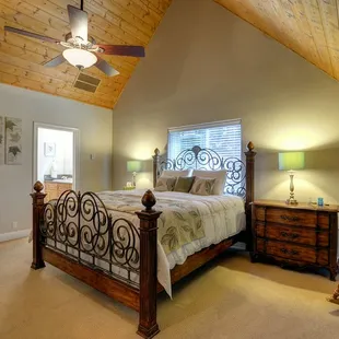 Ponderosa Pine Room (upstairs master suite)