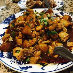 大盘鸡。下面垫底的手擀面超好吃！！！