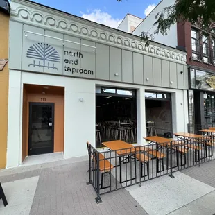 the outside of the restaurant