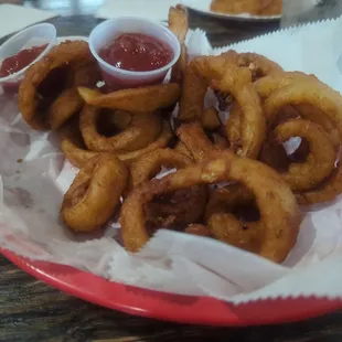 Basket of O rings.  We ordered 2 baskets for 10 people.  Plenty of them!