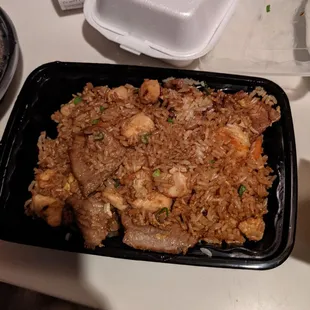 Flavorless fried rice that was pretty much all chicken