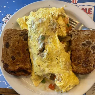 Veggie omelette and toast with raisins