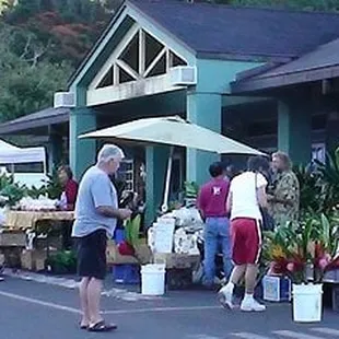 Saturday Morning at the North Shore Country Market