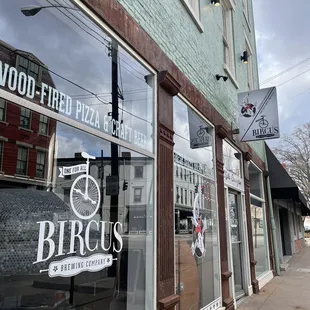 the outside of a wood - fired pizza shop