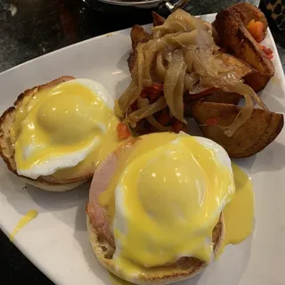 D TRADITIONAL EGGS BENEDICT