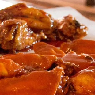 a plate of chicken wings with sauce