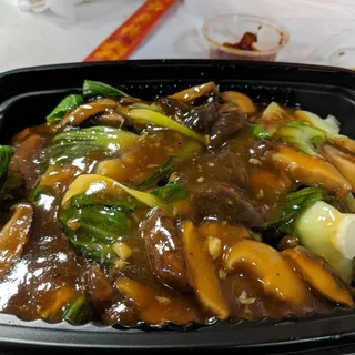 Black Mushroom with Bok Choy in Brown Sauce