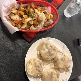 Biscuits and gravy with homestyle fries super delicious !