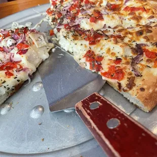 Creamy garlic pizza