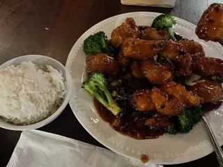 Lucky House Restaurant & Lounge