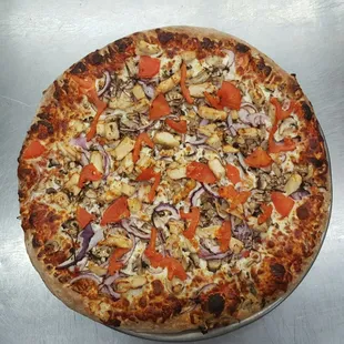 Chicken Delight Pizza 
Comes with Mushrooms, Red Onions, Chicken, Tomatoes and Garlic